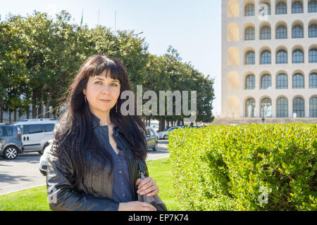 Portrait d'une jeune fille ukrainienne en visite à Rome, le palais de la civilisation et le travail en arrière-plan Banque D'Images