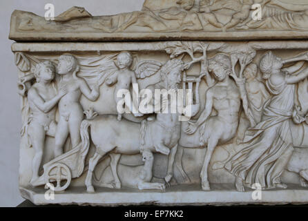 Sarcophage avec procession de cérémonie Dionysiaque. 2ème ANNONCE de siècle. Le soulagement. Centaures. Rome. L'Italie. Banque D'Images