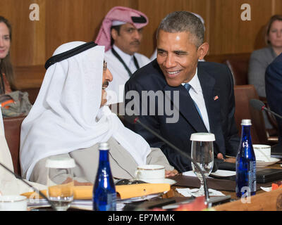 Thurmont, Maryland. 14 mai, 2015. Le président des États-Unis Barack Obama parle à cheikh Sabah Al-Ahmed Al-Jaber Al-Sabah, Émir de l'État du Koweït, au cours d'un déjeuner de travail au Conseil de coopération du Golfe et les États-Unis au sommet de Camp David, la retraite présidentielle près de Thurmont, Maryland, le 14 mai 2015. Obama a accueilli les dirigeants de l'Arabie saoudite, le Koweït, Bahreïn, Qatar, les Emirats arabes unis et Oman pour discuter d'un éventail de questions, y compris le nucléaire iranien. Crédit : Kevin Dietsch/Piscine via CNP - PAS DE SERVICE DE FIL - Crédit : dpa/Alamy Live News Banque D'Images