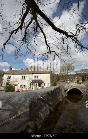 Village de Malham, Yorkshire, Angleterre. Vue pittoresque de Malham Beck (stream) à la jonction du chemin Cove et Finkle Street. Banque D'Images