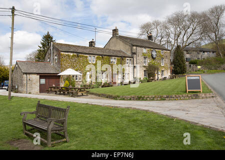 Village de Malham, Yorkshire, Angleterre. Vue pittoresque de Malham's Lister Arms Hotel. Banque D'Images