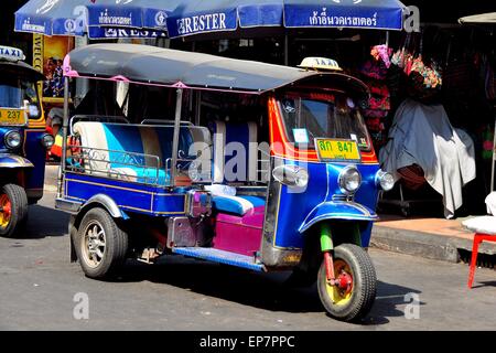 Bangkok, Thaïlande : Trois roues tuk-tuk taxi touristique croisière le long de la route Khao San à la recherche d'un tarif * Banque D'Images