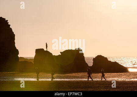 Perran Sands à plage de Broad Oak, une station balnéaire populaire / Surf resort de North Cornwall, Angleterre. Coucher du soleil sur une journée ensoleillée en O Banque D'Images