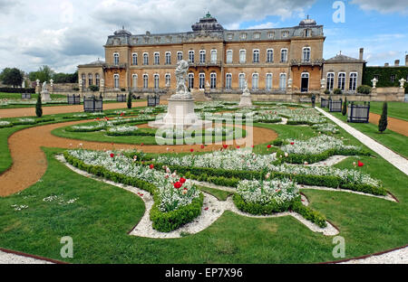 Arracher le manoir et jardins à la française à Silsoe, Luton, Bedfordshire, Royaume-Uni Banque D'Images