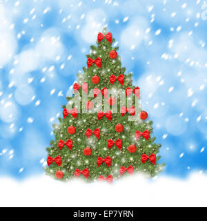 Arbre de Noël avec les boules rouges et de beaux arcs sur fond neigeux abstrait Banque D'Images