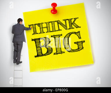 Man think big sur un post-it géant Banque D'Images