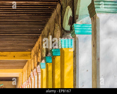 Motif répété de faîte colorés sur les colonnes de la Habana Vieja, Cuba. Banque D'Images
