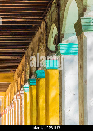 Motif répété de faîte colorés sur les colonnes de la Habana Vieja, Cuba. Banque D'Images