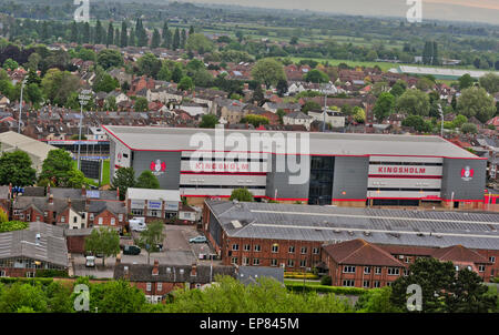 La cathédrale de Gloucester, Gloucestershire, Royaume-Uni, le 14 mai, 2015. Vue de l'accueil de Kingsholm, Gloucester Rugby, du haut de la tour de la cathédrale de Gloucester Credit : Jules annan/Alamy Live News Banque D'Images