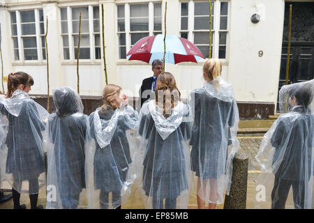 All Hallows Church, Londres, Royaume-Uni. 14 mai 2015. Battre les limites, une coutume ancienne quand les paroisses d'établir leurs limites le jour de l'Ascension en battant le sol avec des bâtons à certains points. C'est à l'Église Toussaint par la tour, près de la Tour de Londres. Les élèves de St Dunstan's College de prendre part à la procession et les coups de la limite. Crédit : Matthieu Chattle/Alamy Live News Banque D'Images