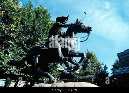 1976 La statue en bronze d'un cavalier du Pony Express et son cheval par le sculpteur Thomas Holland est une attraction touristique dans la région de Old Sacramento State Historic Park à Sacramento, Californie, USA. Le monument de la 2e et rues J marque la limite ouest de la cross-country historique mail route qui a commencé en 1860 et a couru de Saint Joseph, Missouri, à Sacramento. L1,900 milles (3 058 km) de voyage a eu 10 jours requis et 80 cavaliers, 400 chevaux, et 184 Pony Express le long du trajet. Ce remarquable service de courrier électronique a pris fin après seulement 18 mois en raison de la réalisation d'Amérique du télégraphe transcontinental. Banque D'Images