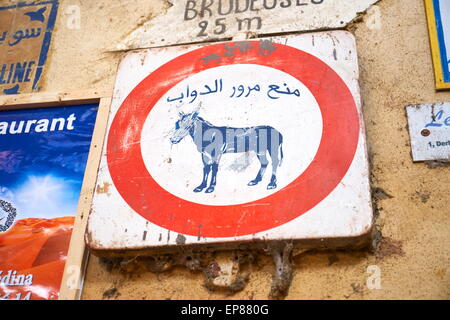 La ville de Fès. Panneau de circulation - pas d'entrée pour l'Âne- sur le mur de la rue Talaa Kebira dans la médina. Maroc Banque D'Images