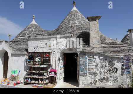 Un trullo abritant une boutique de souvenirs dans le quartier de Rione Monte à Alberobello, dans les Pouilles, en Italie. La ville est classée au Patrimoine Mondial Banque D'Images