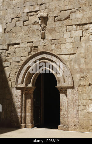 Une cour porte à Castel del Monte dans les Pouilles, en Italie. Banque D'Images