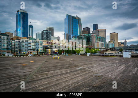 Voir des bâtiments dans le centre-ville de Seattle de Piers 62 et 63, sur le front, à Seattle, Washington. Banque D'Images