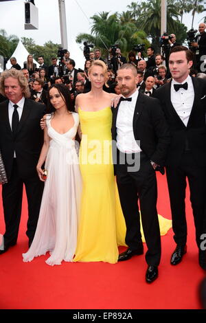 Cannes, France. 14 mai, 2015. CANNES, FRANCE - 14 MAI : CANNES, FRANCE - 14 MAI : Margaret Sixel, acteurs Nicholas Hoult, Zoe Kravitz, réalisateur George Miller, acteurs Charlize Theron, Tom Hardy, Courtney Eaton et producteur Doug Mitchell assister à la "Max : Fury Road' Premiere annuelle lors de la 68e Festival de Cannes le 14 mai 2015 à Cannes, France. assiste à la "Max : Fury Road' Premiere annuelle lors de la 68e Festival de Cannes le 14 mai 2015 à Cannes, France. Credit : Frederick Injimbert/ZUMA/Alamy Fil Live News Banque D'Images