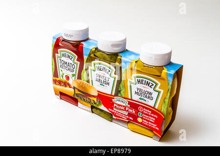 Un pack de trois produits Heinz ketchup, moutarde, relish et Sweet Pickle Banque D'Images