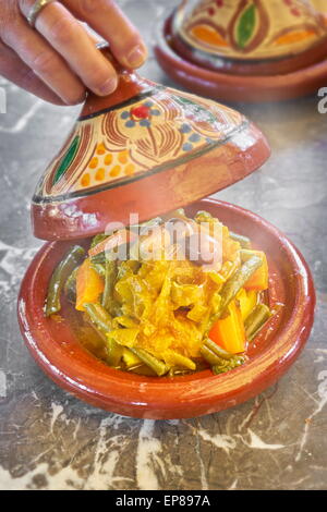 Plat traditionnel marocain - tajine. Maroc Banque D'Images