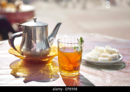 Thé à la menthe traditionnel. Le Maroc, l'Afrique Banque D'Images