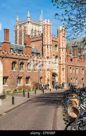 Les vélos garés sur St Johns Street avec St John's College de Cambridge University derrière Banque D'Images