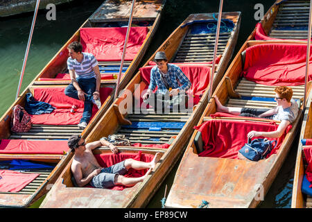 Students relaxing on plates, les bateaux en bois utilisée sur la rivière Cam à Cambridge, très fréquenté par les étudiants et les touristes Banque D'Images