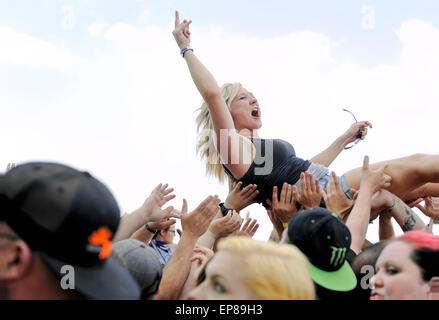 Une jeune femme crowd surfing au Monster Energy 2015 Rébellion Caroline Music Festival. Banque D'Images