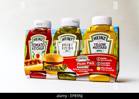 Un pack de trois produits Heinz ketchup, moutarde, relish et Sweet Pickle Banque D'Images