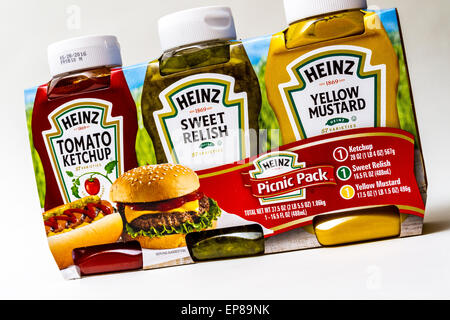 Un pack de trois produits Heinz ketchup, moutarde, relish et Sweet Pickle Banque D'Images