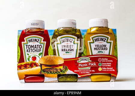 Un pack de trois produits Heinz ketchup, moutarde, relish et Sweet Pickle Banque D'Images