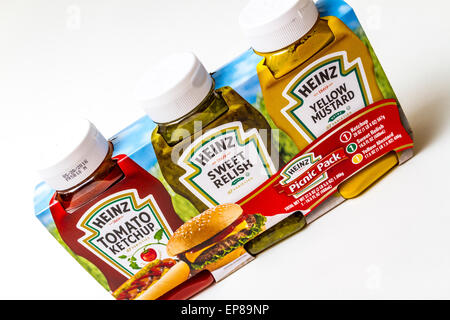 Un pack de trois produits Heinz ketchup, moutarde, relish et Sweet Pickle Banque D'Images