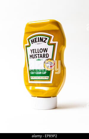 Un Squeeze contenant de la moutarde jaune Heinz Banque D'Images