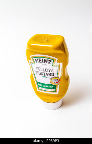 Un Squeeze contenant de la moutarde jaune Heinz Banque D'Images