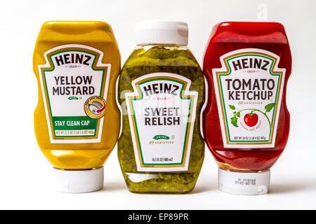 Un pack de trois produits Heinz ketchup, moutarde, relish et Sweet Pickle Banque D'Images