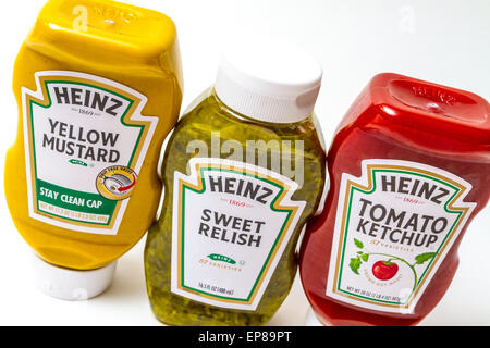 Un pack de trois produits Heinz ketchup, moutarde, relish et Sweet Pickle Banque D'Images