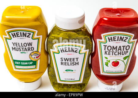 Un pack de trois produits Heinz ketchup, moutarde, relish et Sweet Pickle Banque D'Images