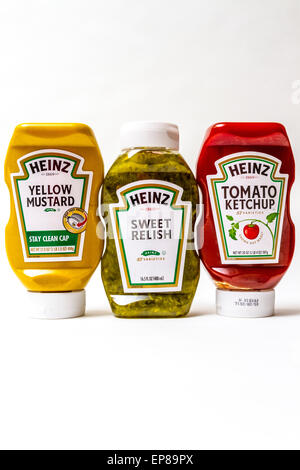 Un pack de trois produits Heinz ketchup, moutarde, relish et Sweet Pickle Banque D'Images