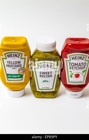 Un pack de trois produits Heinz ketchup, moutarde, relish et Sweet Pickle Banque D'Images