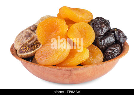 Fruits séchés dénoyautés dans bol en bois isolé sur fond blanc Banque D'Images