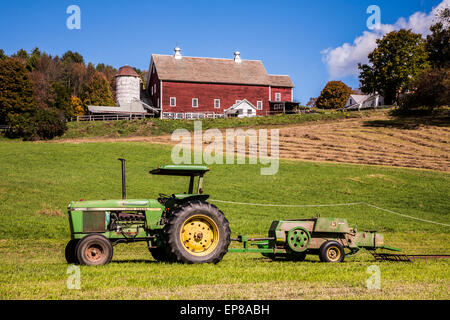 Farm, red barn and tractor Autumn scenic in Vermont  farm, New England autumn fall United States, vintage tractors farm scene barns farmland Banque D'Images
