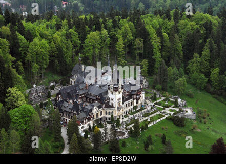 Vue aérienne du château de Peles à Sinaia, Roumanie Banque D'Images