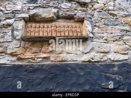 Douze Apôtres et Marie sculpture. Au-dessus d'un linteau en bois d'une porte dans l'ancien village d'une petite sculpture de saints, l'un avec une clé Banque D'Images