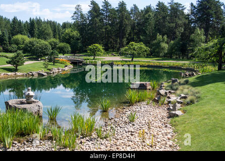 Misaki gata lanterne avec lac derrière. Un lac paisible scène au Jardin Japonais Kurimoto Banque D'Images