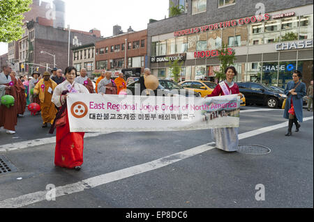 Lotus 25e défilé lanterne dans la célébration de la naissance de Bouddha dans la ville de New York à New York, 2013. Banque D'Images