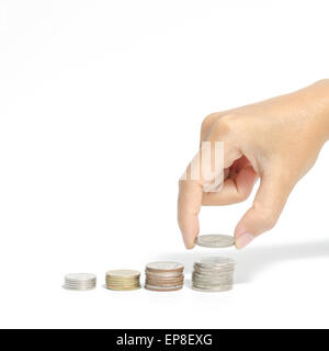 Mettre la main femme pile de pièces sur un fond blanc Banque D'Images