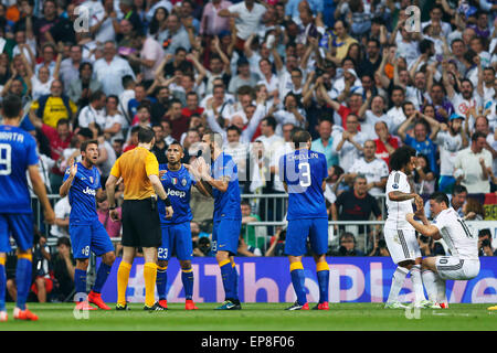 Madrid, Espagne. © D. 13 mai, 2015. Groupe de l'équipe Juventus Football/soccer : les joueurs de la Juventus font valoir avec arbitre Jonas Eriksson après avoir reçu une pénalité au cours de la Ligue des Champions, demi-finale 2ème match aller entre le Real Madrid 1-1 Juventus au Santiago Bernabeu à Madrid, Espagne. © D .Nakashima/AFLO/Alamy Live News Banque D'Images