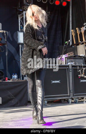 9 mai 2015 - Somerset, Wisconsin, États-Unis - chanteuse Taylor Momsen de thre Pretty Reckless effectue sur scène lors de la première invasion du Nord au cours du festival de musique "Le monde est plus fort mois d'at Somerset Amphitheater à Somerset, dans le Wisconsin (crédit Image : © Daniel DeSlover/Zuma sur le fil) Banque D'Images