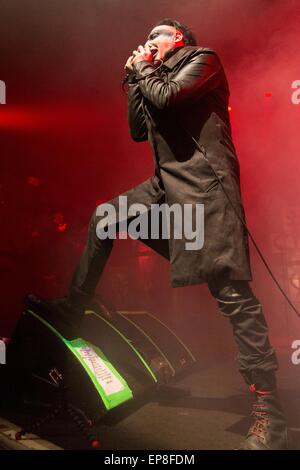 Madison, Wisconsin, USA. 12 mai, 2015. MARILYN Manson Singer il se produit avec son groupe au Orpheum Theatre de Madison, Wisconsin © Daniel DeSlover/ZUMA/Alamy Fil Live News Banque D'Images