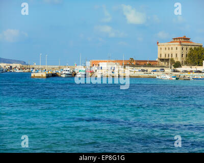 Favignana, Sicile, Italie - 10 mars 2015 : le port de Favignana au début du printemps, Sicile Banque D'Images