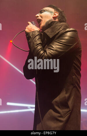 Madison, Wisconsin, USA. 12 mai, 2015. MARILYN Manson Singer il se produit avec son groupe au Orpheum Theatre de Madison, Wisconsin © Daniel DeSlover/ZUMA/Alamy Fil Live News Banque D'Images