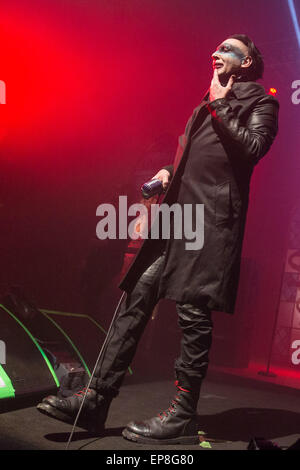 Madison, Wisconsin, USA. 12 mai, 2015. MARILYN Manson Singer il se produit avec son groupe au Orpheum Theatre de Madison, Wisconsin © Daniel DeSlover/ZUMA/Alamy Fil Live News Banque D'Images